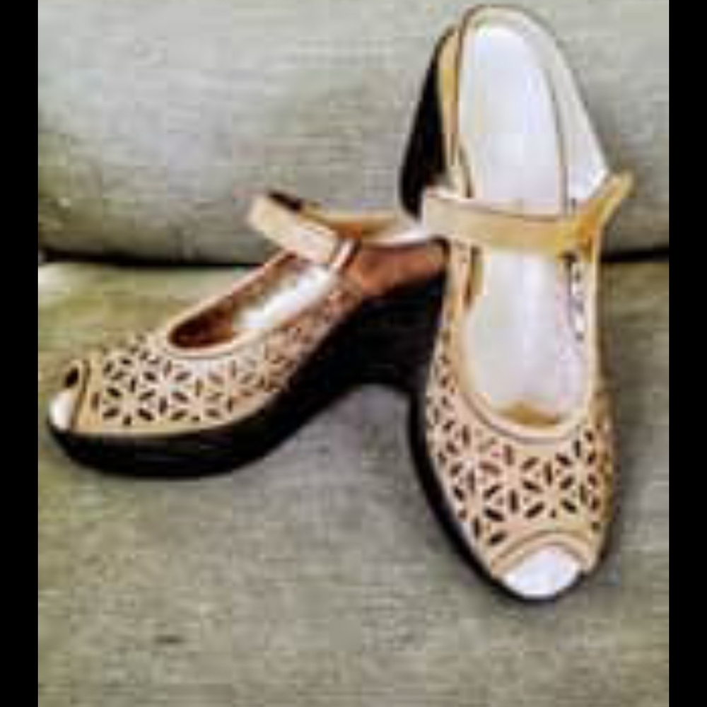 Jambu Journey too wedge sandals. Tan in color